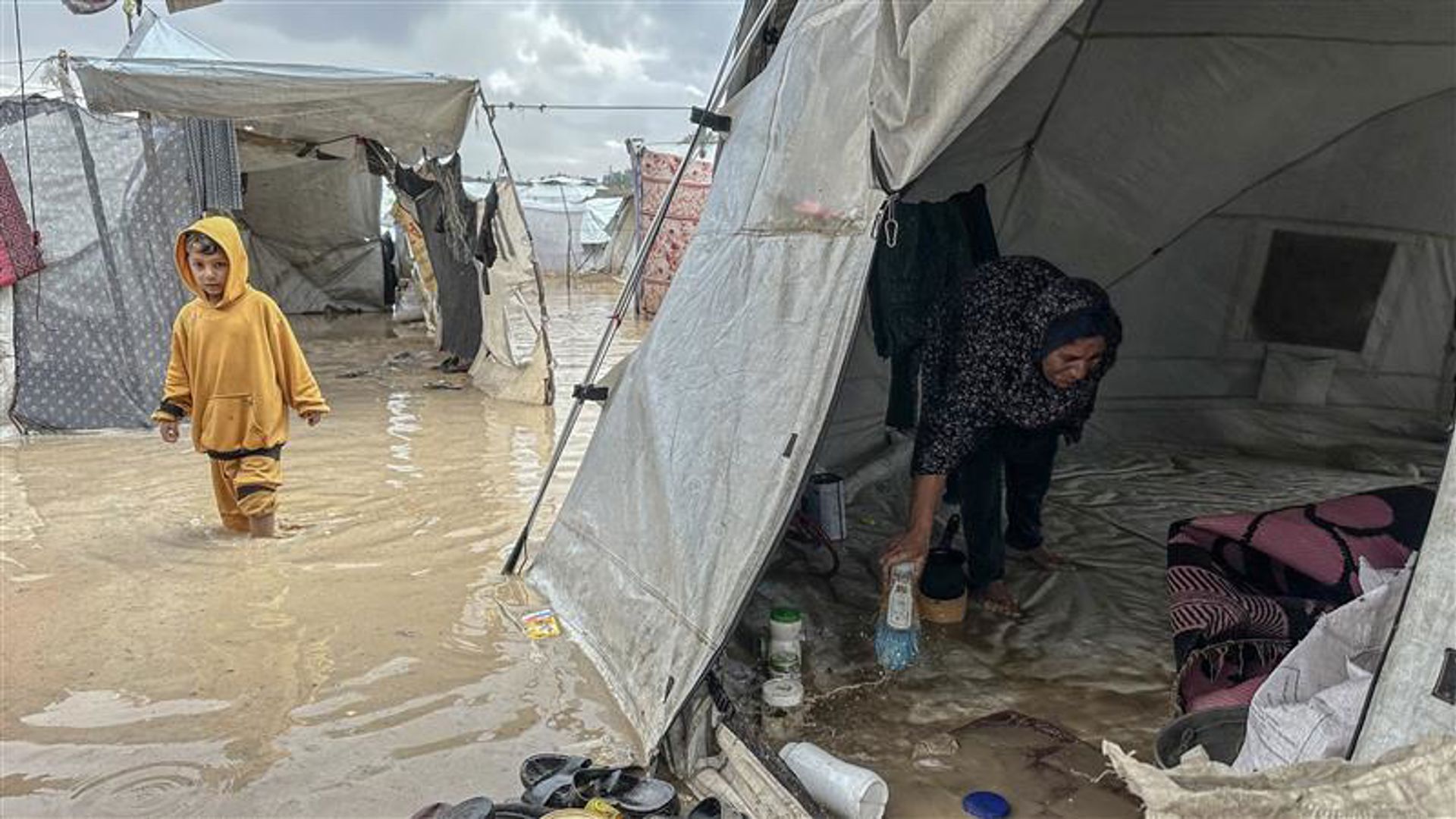 Wafaa Khodeir ja hänen lapsensa joutuvat majoittumaan teltassa, joka ei suojaa kylmältä tai sateilta. Punaisen Ristin kansainvälinen komitea ICRC tarjoaa majoitustarvikkeita ja auttaa vesi- ja viemärijärjestelmien kunnostamisessa, mutta pysyvillä ratkaisuilla on kiire.