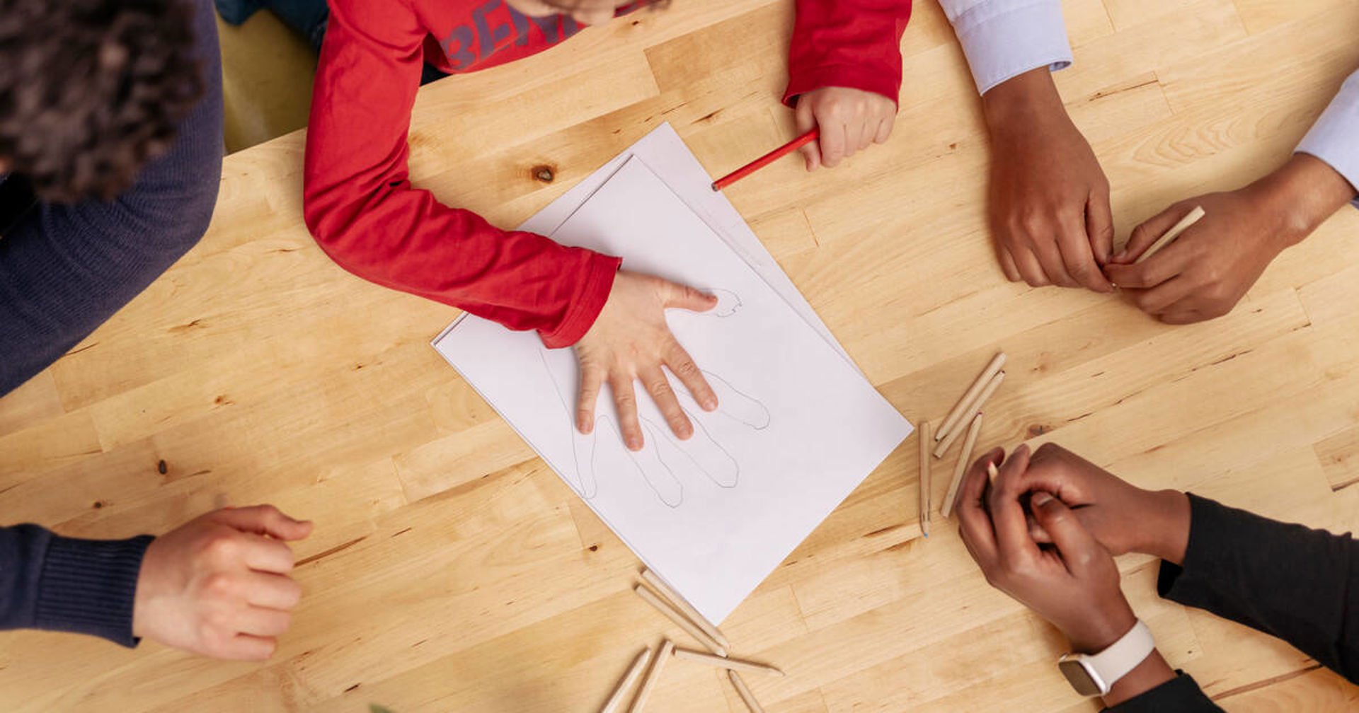 Ilmapalloja, joissa on rasisminvastainen logo.