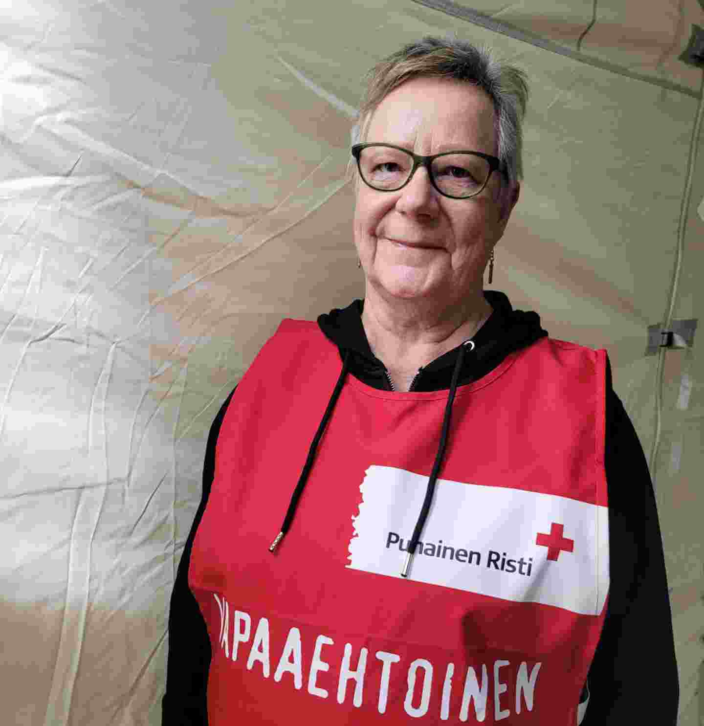 Anneli Johansson yllään Punaisen Ristin vapaaehtoisliivi.
