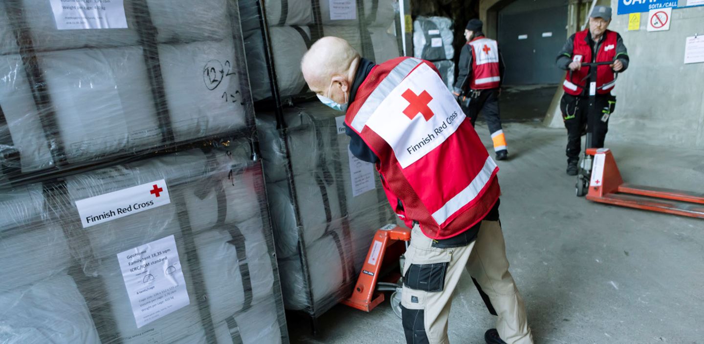 Logistiikkayksikkö organisoimaan materiaaliapua perille Ukrainaan - Punainen  Risti