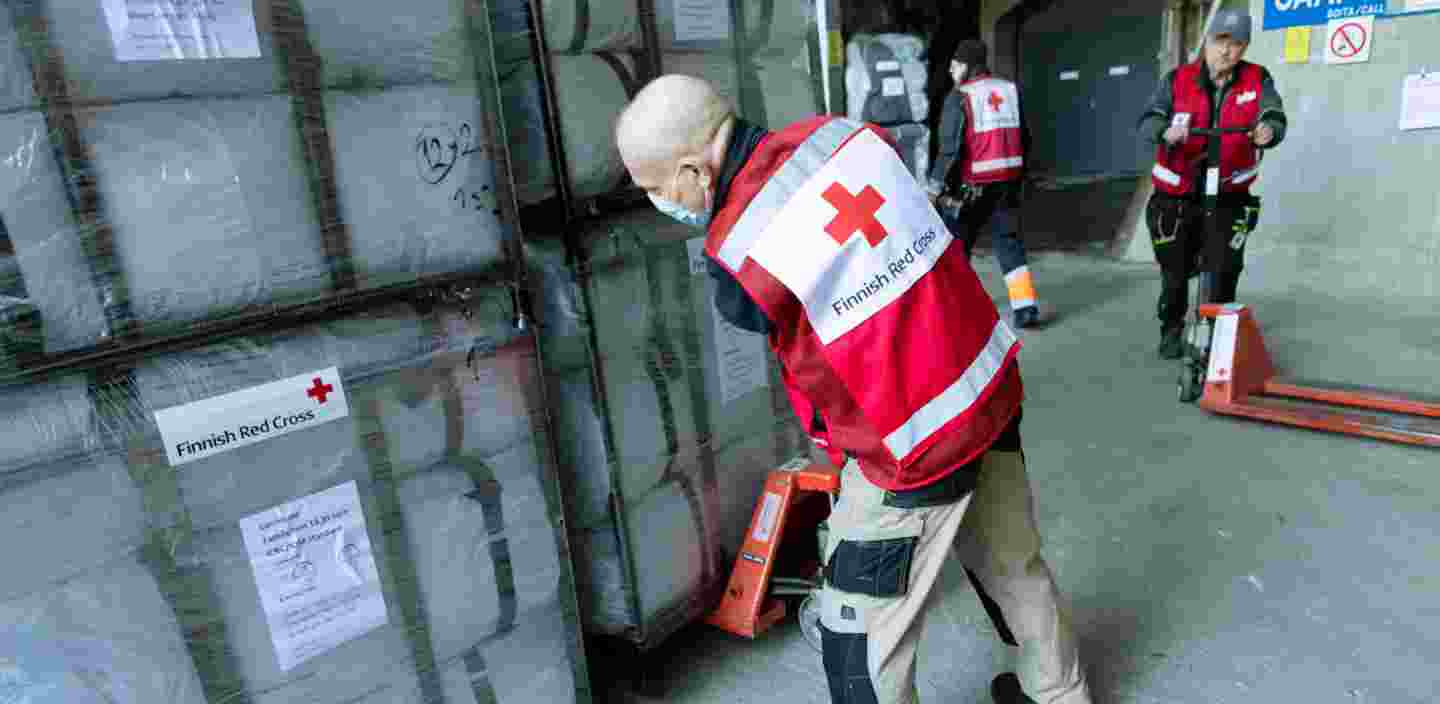 Punaisen Ristin logistiikkayksikkö organisoi kansainvälisen Punaisen Ristin materiaaliavun kuljettamista, varastointia ja jakelua Ukrainaan.