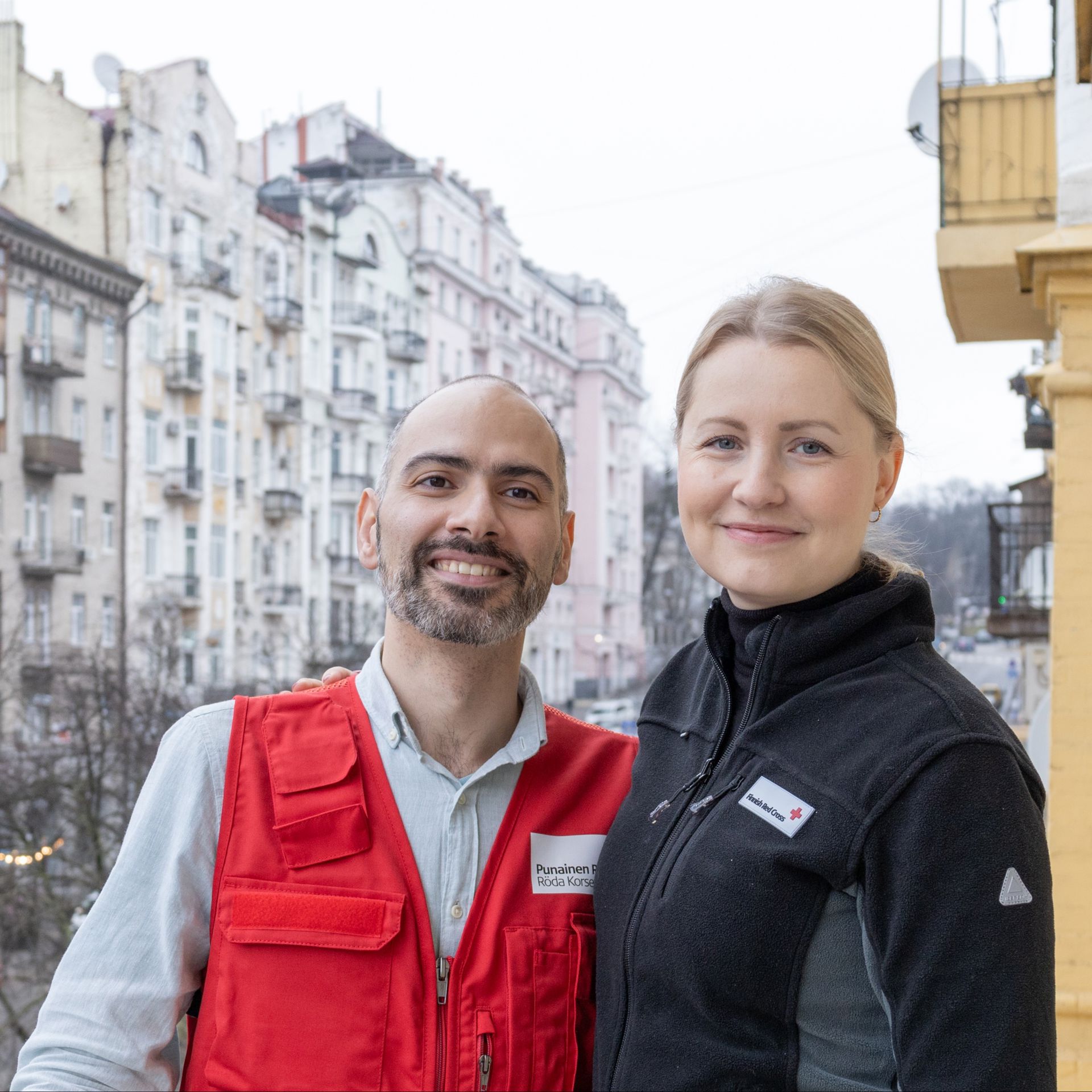 Vahram Vardanyan ja Heidi Saarinen seisovat kaupunkimaisemassa hymyillen.