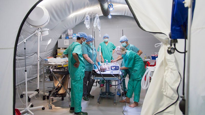 Suomen Punaisen Ristin kenttäsairaala pystytetään Tampereelle sertifiointia varten – katastrofiterveyden asiantuntemus on tärkeää myös kotimaassa