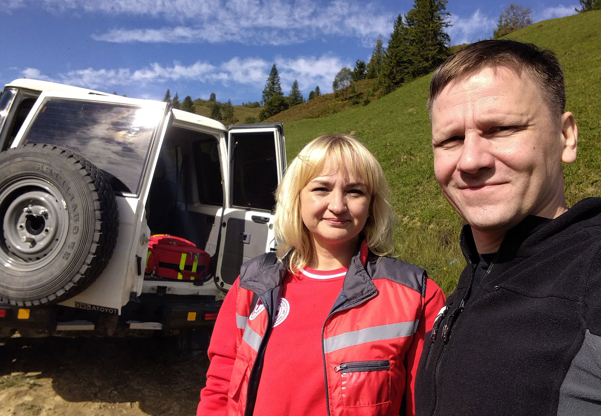 Toni Jokinen Ukrainassa liikkuvan terveysklinikan työntekijän kanssa.