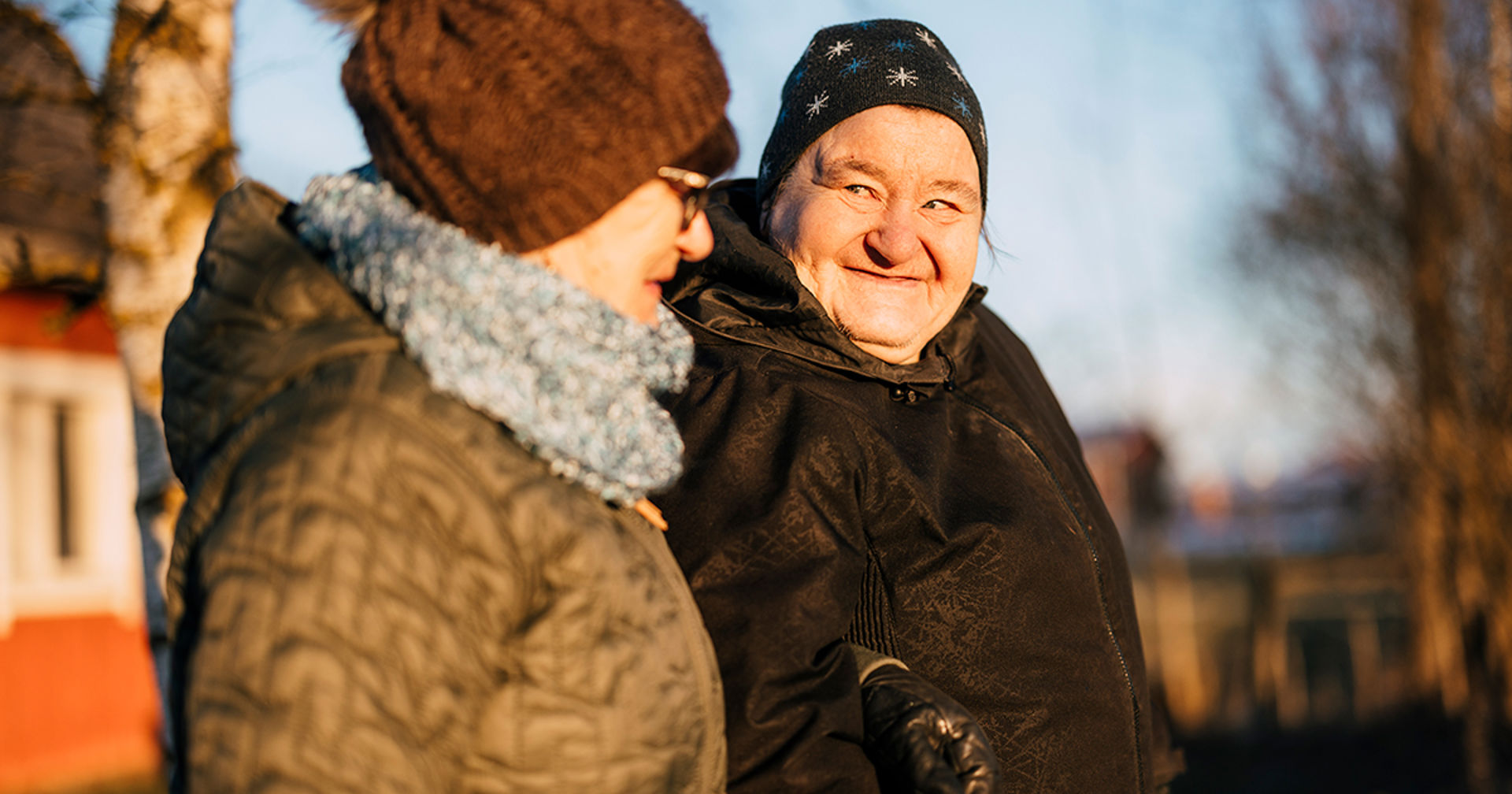 Marita ja Pirjo katsovat toisiaan ulkona kävellessä