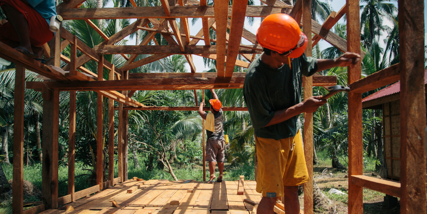 Puuseppä Rogelio Gravoso rakensi myrskyt kestävää taloa Samarin saarella Filippiineillä Haiyan-taifuunin jälkeen.