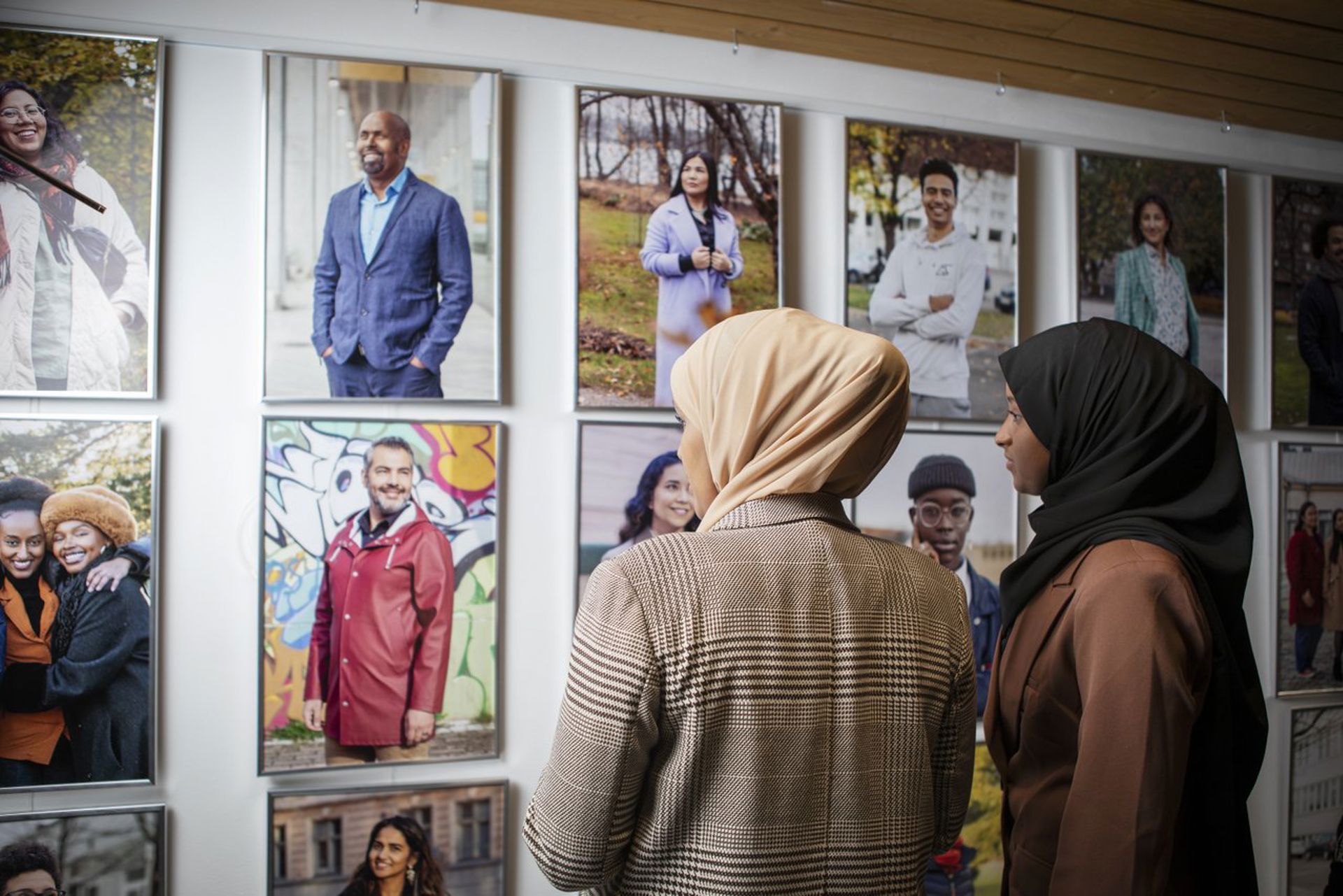 Rauhan ja hyvinvoinnin järjestön Salaado Qasim ja Faisa Qasim Mentoring for Future -hankkeen valokuvanäyttelyssä.